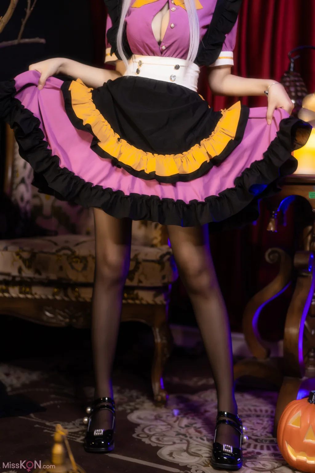 Coser@羽生三未: 万圣黑丝女仆 (37 photos)