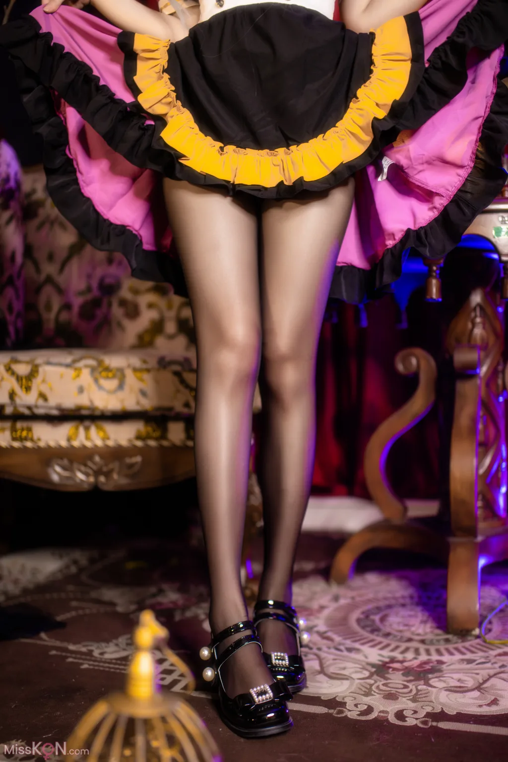 Coser@羽生三未: 万圣黑丝女仆 (37 photos)