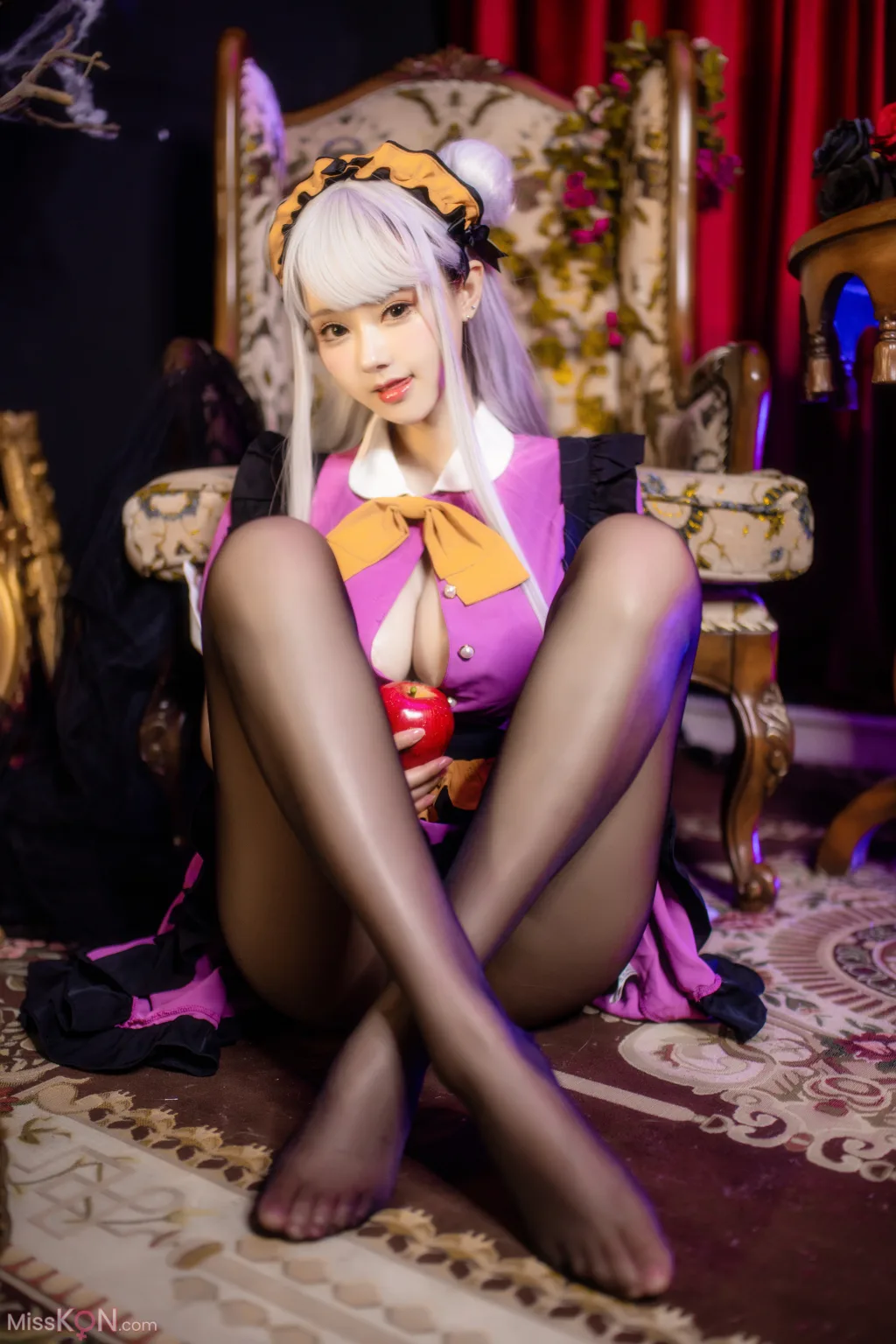 Coser@羽生三未: 万圣黑丝女仆 (37 photos)