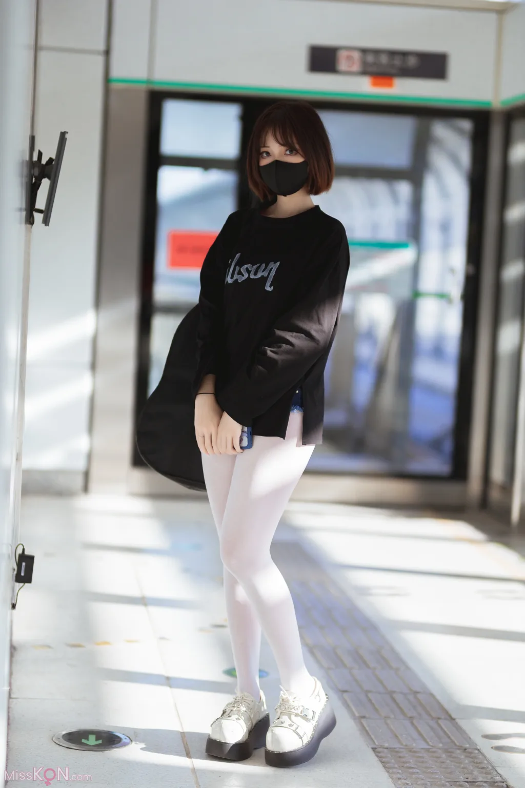 Coser@洛桑w伊梓: 地铁吉他 (26 photos)