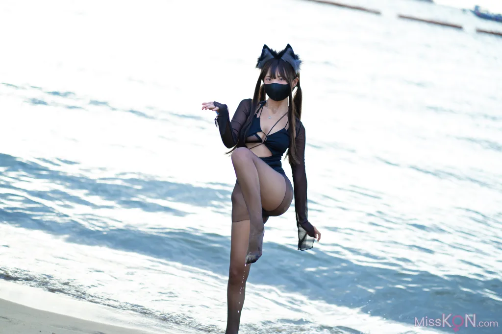 Coser@职业奶妈三水子: 黑丝泳装 (70 photos)