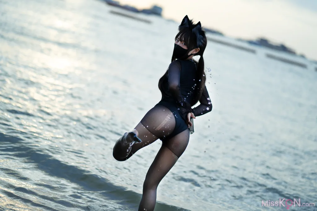 Coser@职业奶妈三水子: 黑丝泳装 (70 photos)