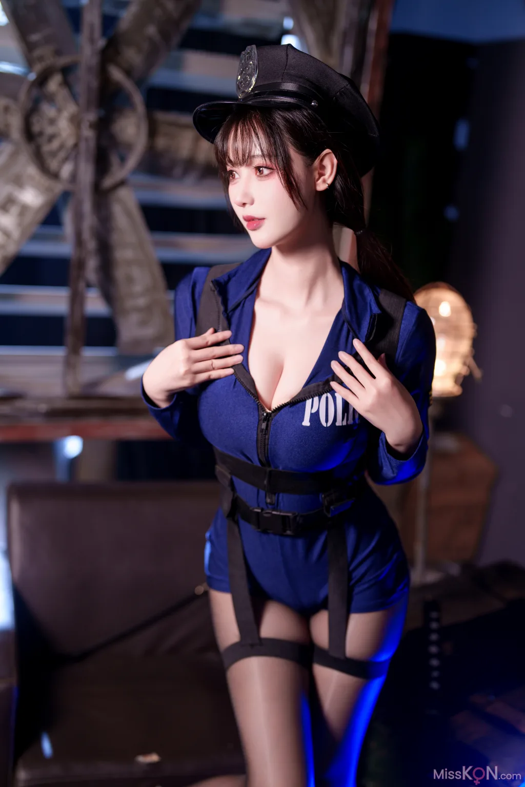 Coser@羽生三未: 纯狱之风女警 (31 photos)