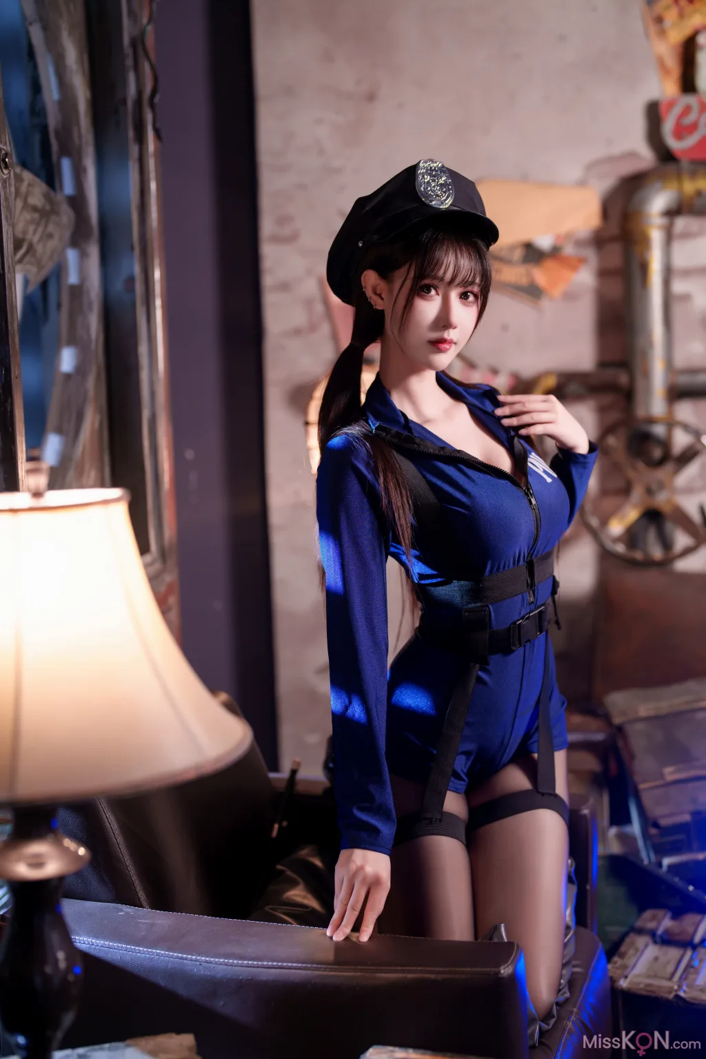 Coser@羽生三未: 纯狱之风女警 (31 photos)