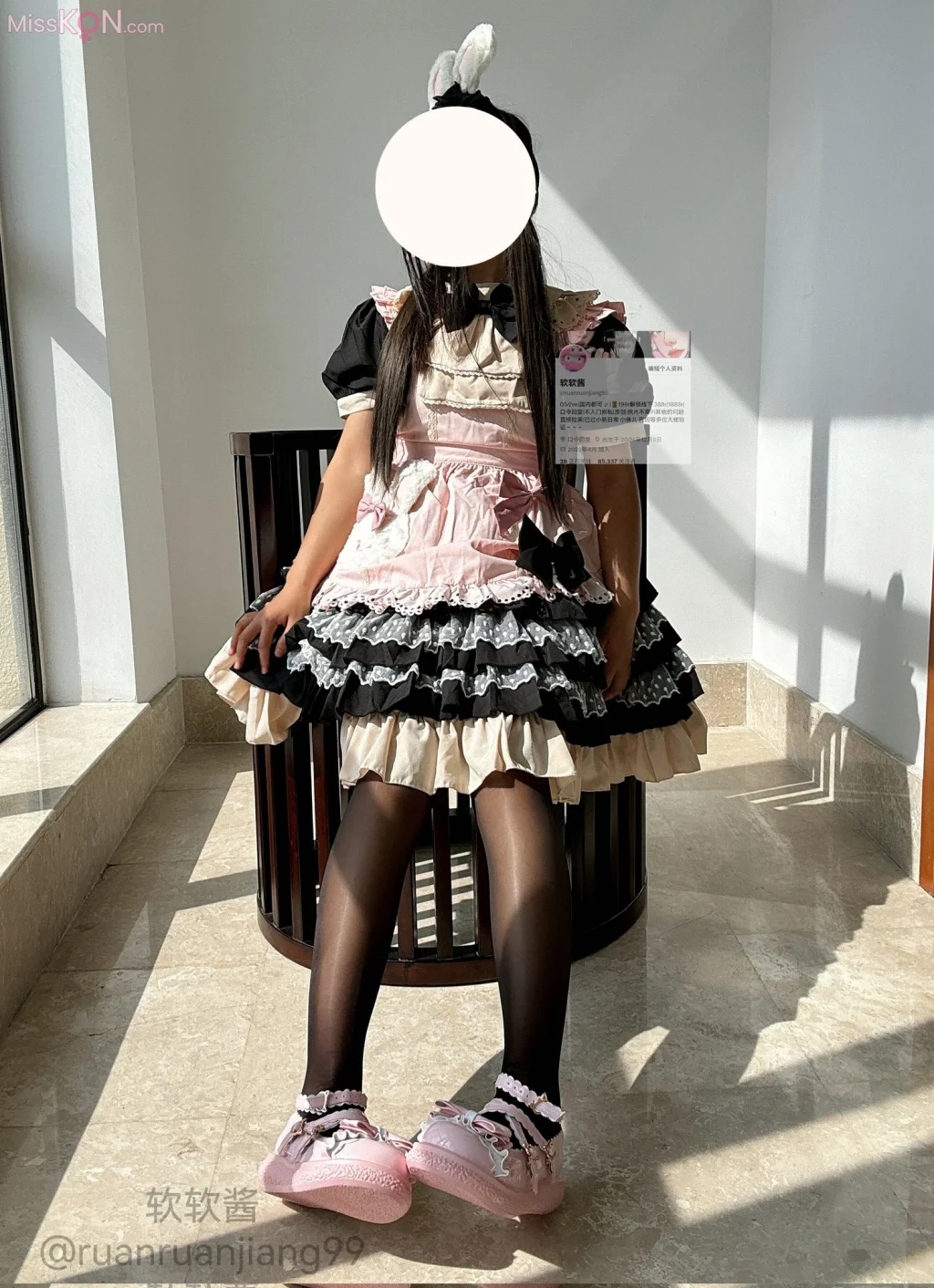 Coser@软软酱: 白虎萝莉私拍户外露出 (59 photos )