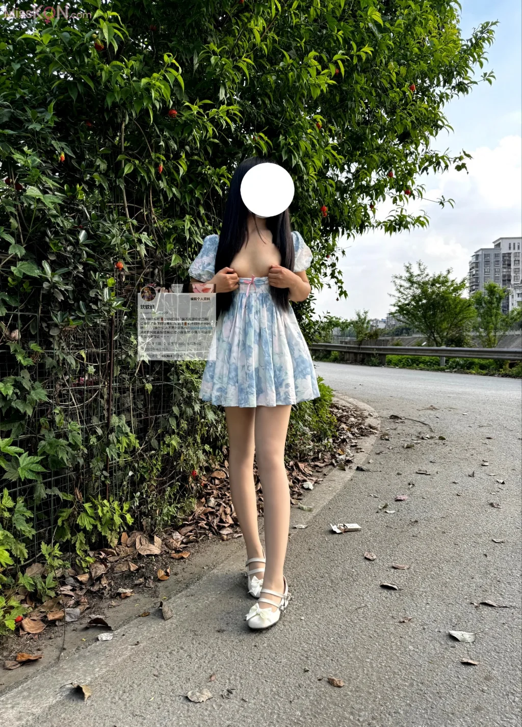 Coser@软软酱: 白虎萝莉私拍户外露出 (59 photos )