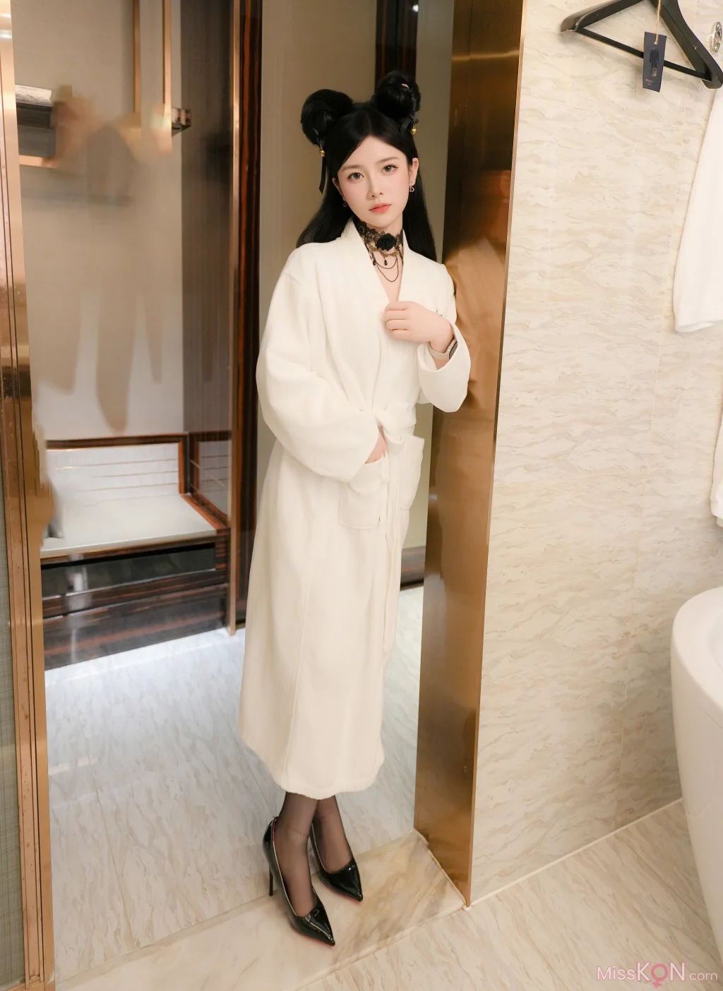 [XR Uncensored] 优酱: R18 秀人网模特 浴室情趣 (81 photos)