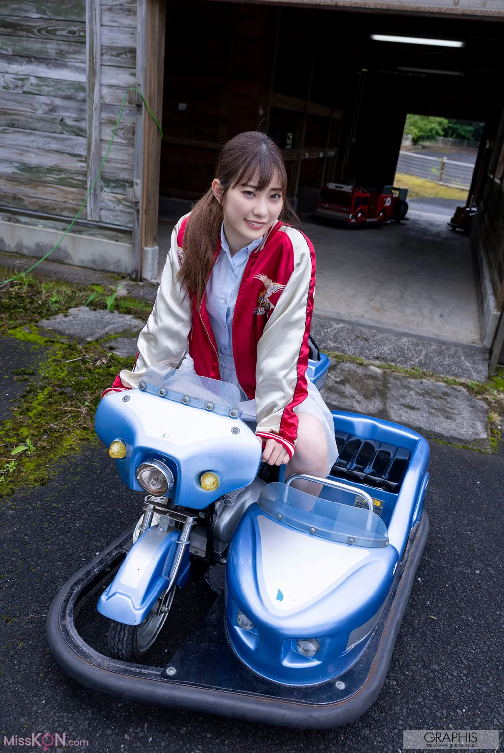 [JP] Akari Mitani (美谷朱音): [Graphis Gals] No.560 Vermilion (161 photos)