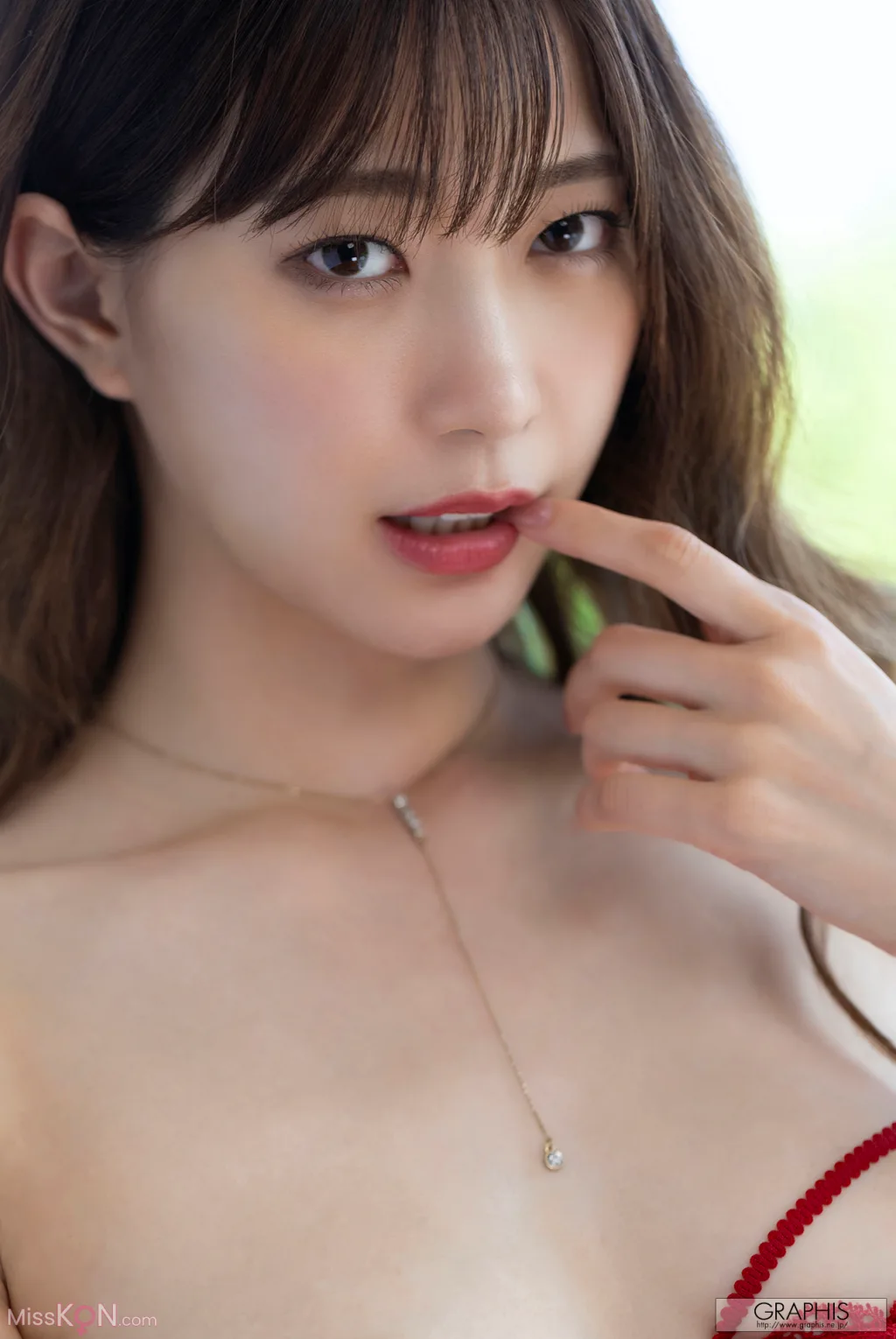 [JP] Akari Mitani (美谷朱音): [Graphis Gals] No.560 Vermilion (161 photos)