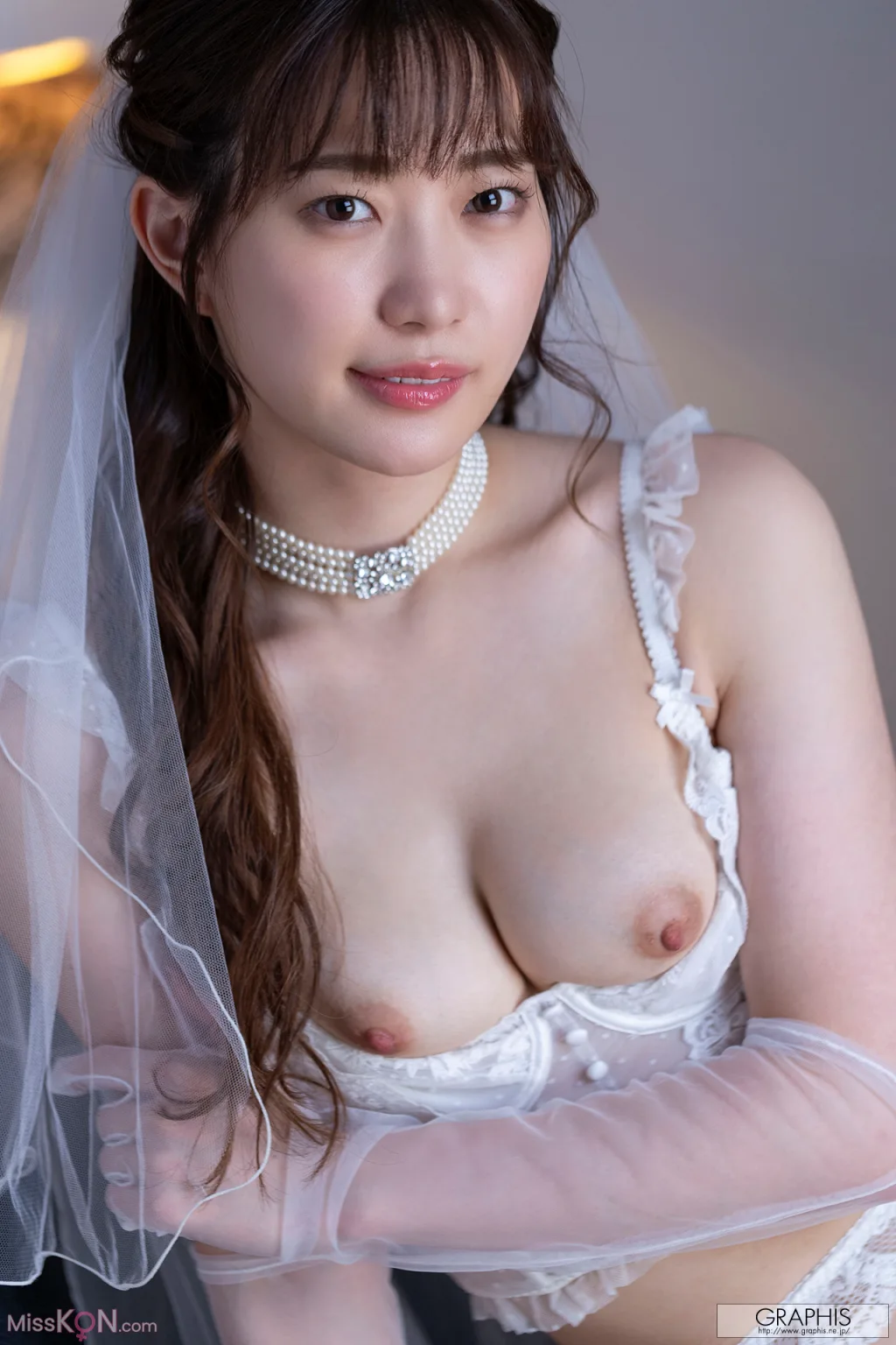 [JP] Akari Mitani (美谷朱音): [Graphis Gals] No.560 Vermilion (161 photos)