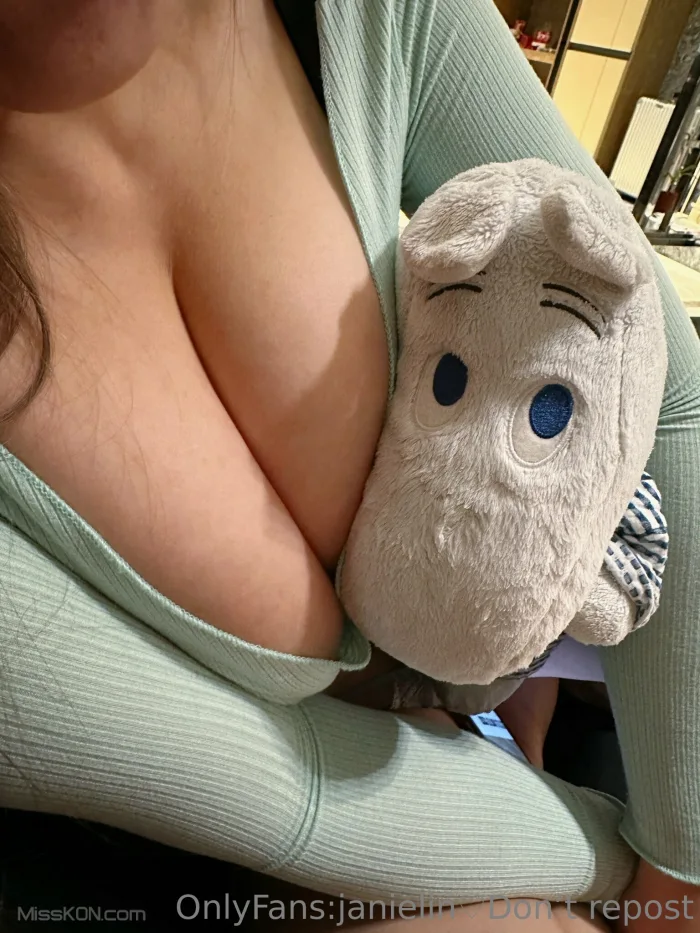 [OF] JANiE 泥泥: 北捷手扶梯驚現爆乳妹「超大尺寸」緩緩上升，男性旅客塞爆「泥泥學姐大膽自拍」 (380 photos )