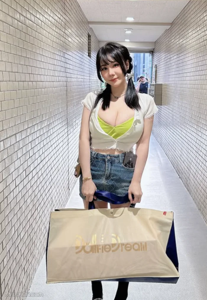 [OF] JANiE 泥泥: 北捷手扶梯驚現爆乳妹「超大尺寸」緩緩上升，男性旅客塞爆「泥泥學姐大膽自拍」 (380 photos )