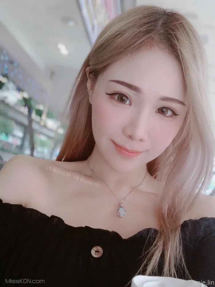 [OF] JANiE 泥泥: 北捷手扶梯驚現爆乳妹「超大尺寸」緩緩上升，男性旅客塞爆「泥泥學姐大膽自拍」 (380 photos )