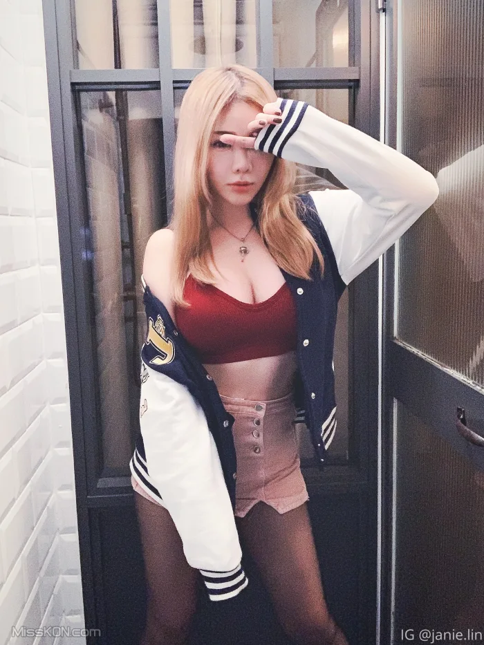 [OF] JANiE 泥泥: 北捷手扶梯驚現爆乳妹「超大尺寸」緩緩上升，男性旅客塞爆「泥泥學姐大膽自拍」 (380 photos )
