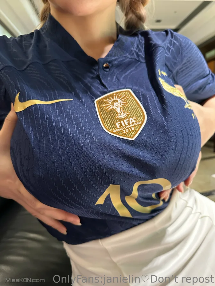 [OF] JANiE 泥泥: 北捷手扶梯驚現爆乳妹「超大尺寸」緩緩上升，男性旅客塞爆「泥泥學姐大膽自拍」 (380 photos )