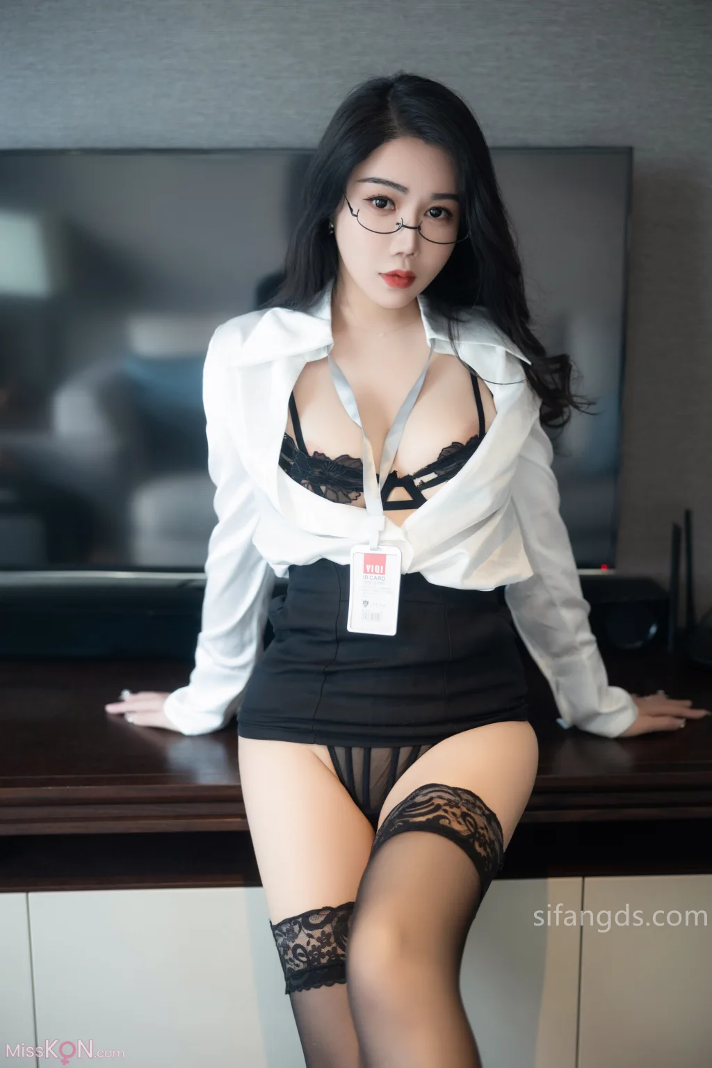 [XR Uncensored] 李若汐: R18 秀人网模特 OL职业装 (93 photos )