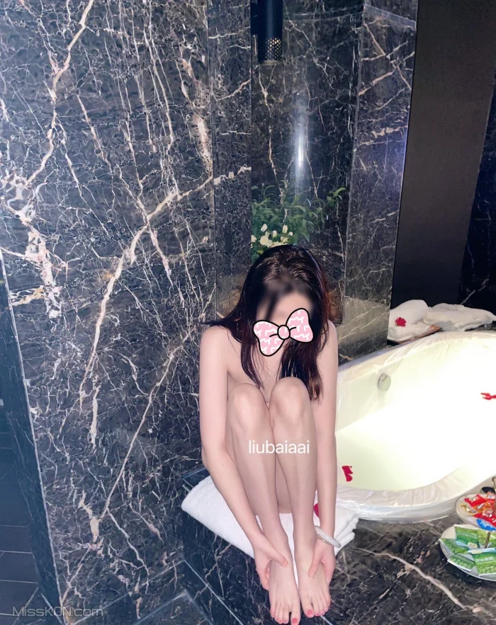 liubaiaai: 極品女神美穴超粉爽爆啪啪啪 (37 photos )