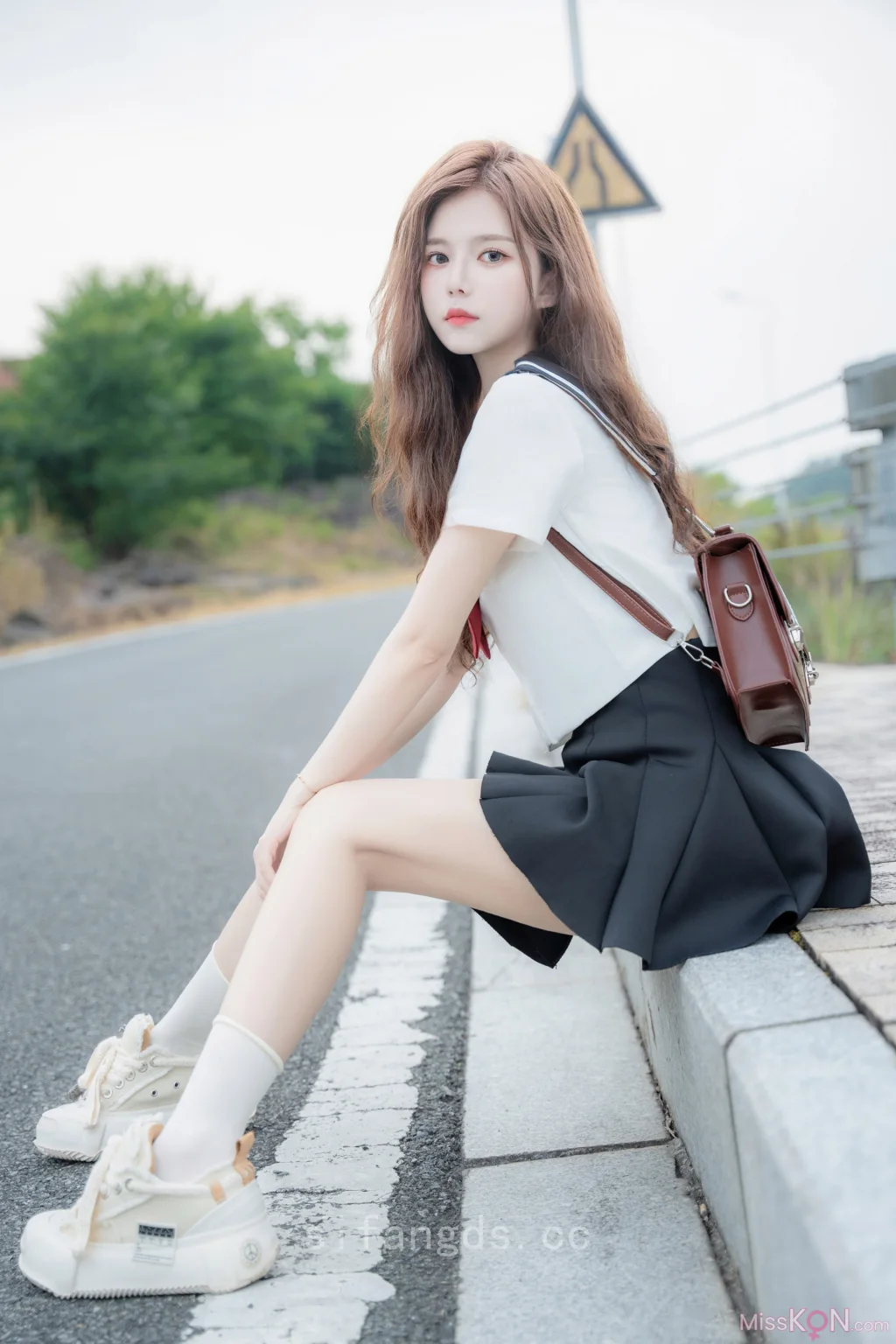 [XR Uncensored] 拍黄瓜: R18 秀人网模特 纯真与活力的完美结合 (99 photos )