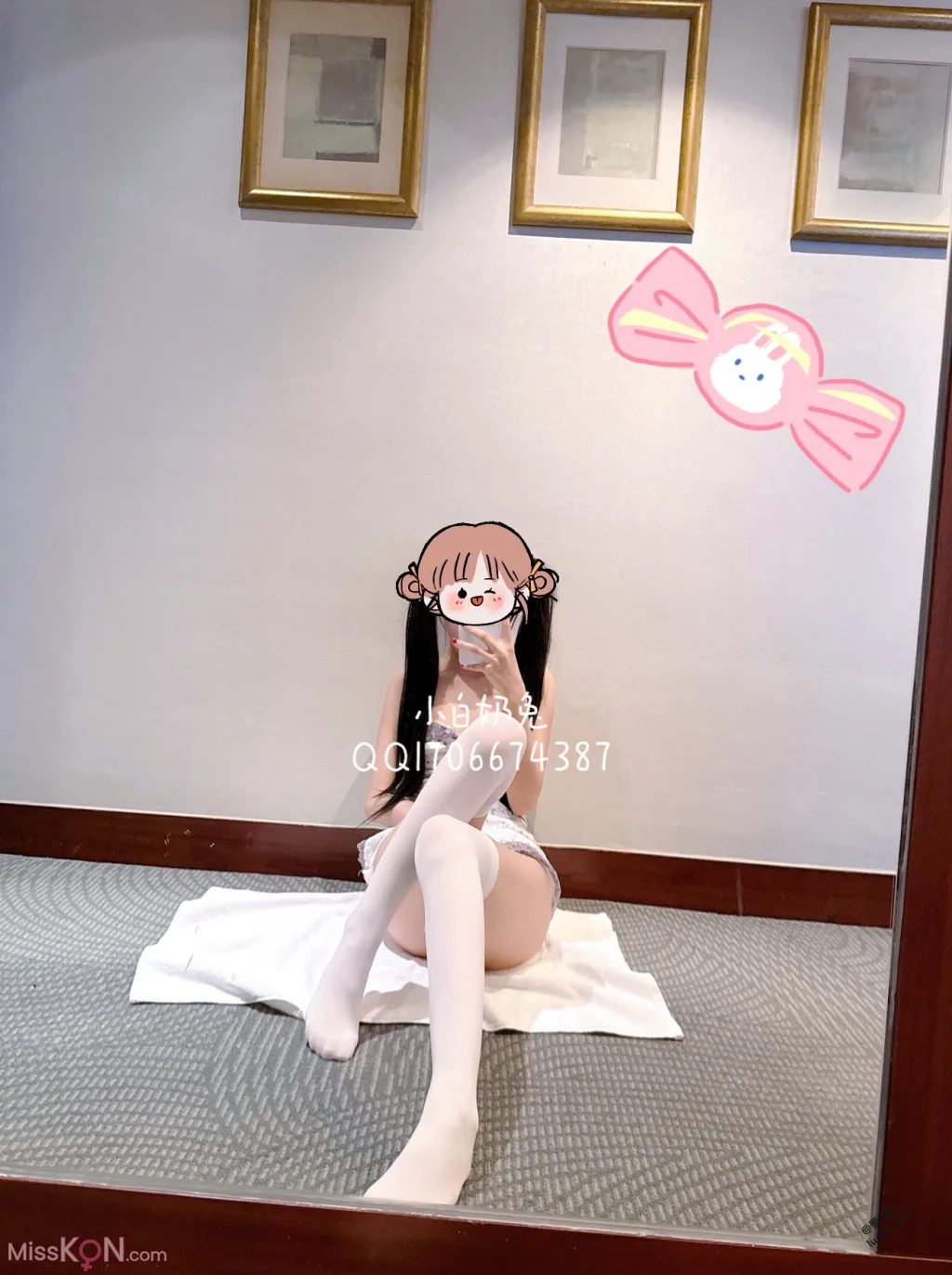 Coser@小白奶兔&amp;点心兔: 黑白丝女仆 (33 photos + 1 video)