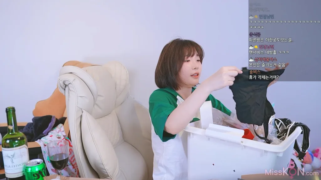 Kang In-kyung (강인경): Live Broadcast Room (26 photos + 1 video)