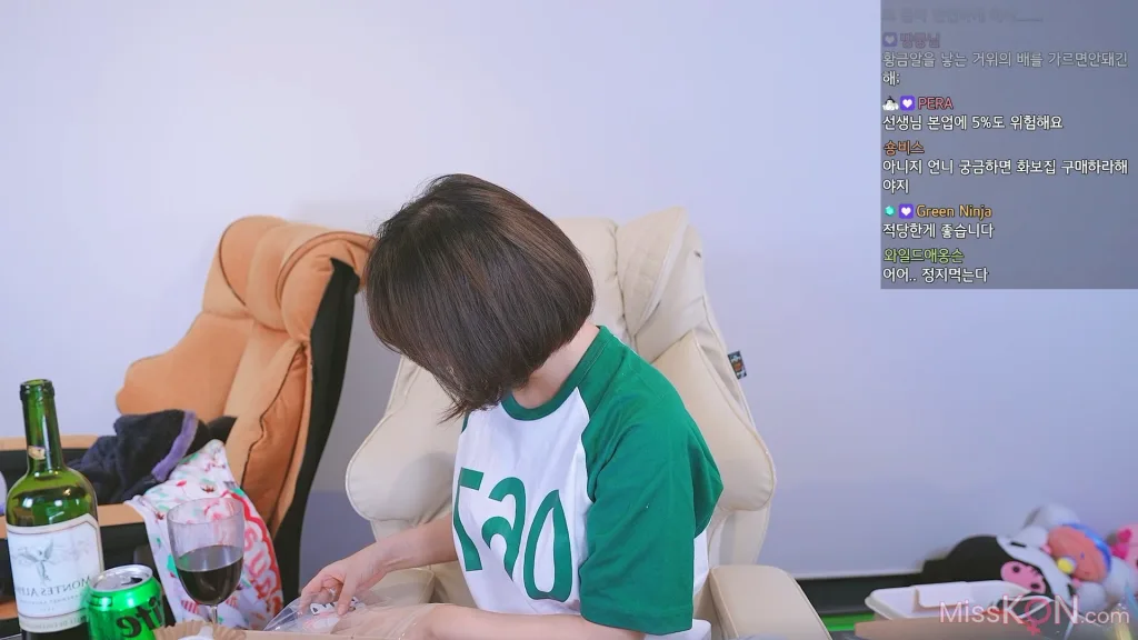 Kang In-kyung (강인경): Live Broadcast Room (26 photos + 1 video)