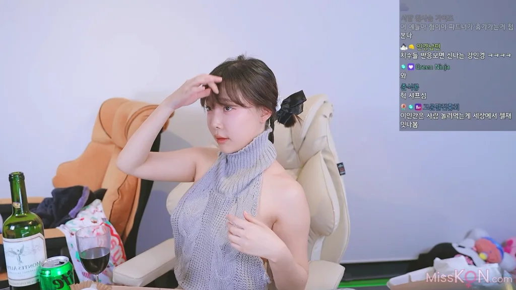 Kang In-kyung (강인경): Live Broadcast Room (26 photos + 1 video)