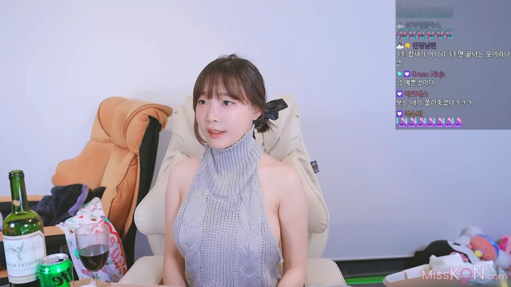 Kang In-kyung (강인경): Live Broadcast Room (26 photos + 1 video)