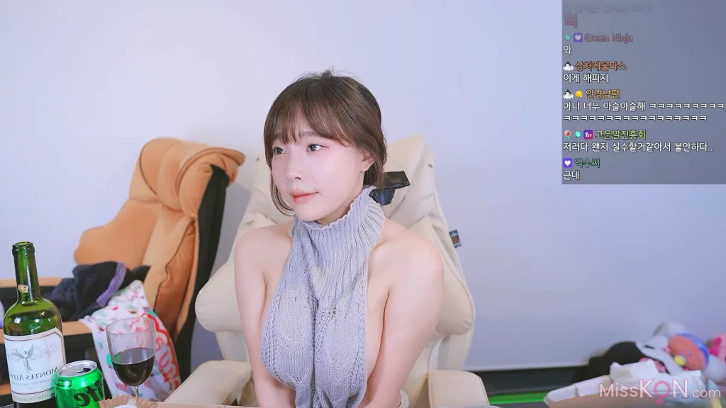 Kang In-kyung (강인경): Live Broadcast Room (26 photos + 1 video)