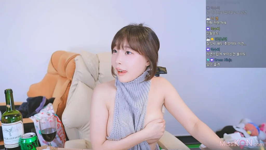 Kang In-kyung (강인경): Live Broadcast Room (26 photos + 1 video)