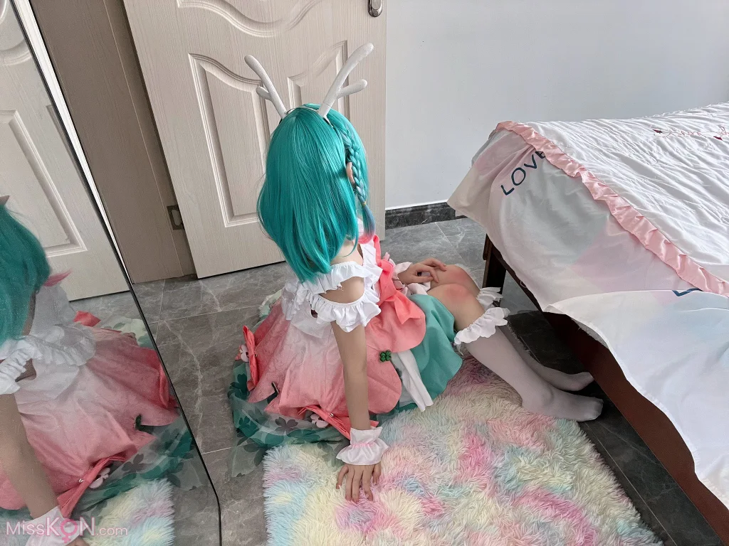Coser@兔三岁(ss8888t): 高颜小仙女 被怪叔叔骗到酒店无套中出 (64 photos + 66 videos)