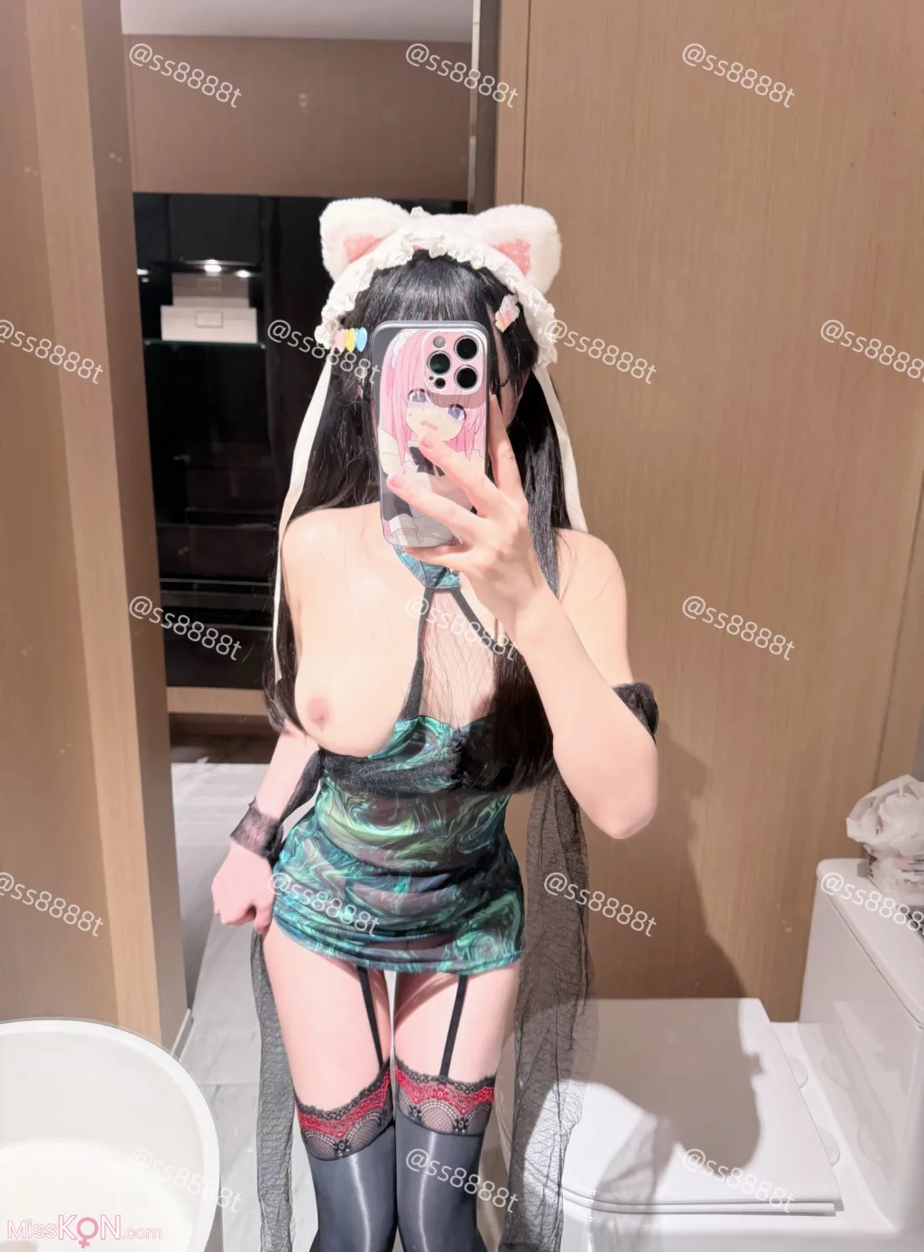 Coser@兔三岁(ss8888t): 高颜小仙女 被怪叔叔骗到酒店无套中出 (64 photos + 66 videos)