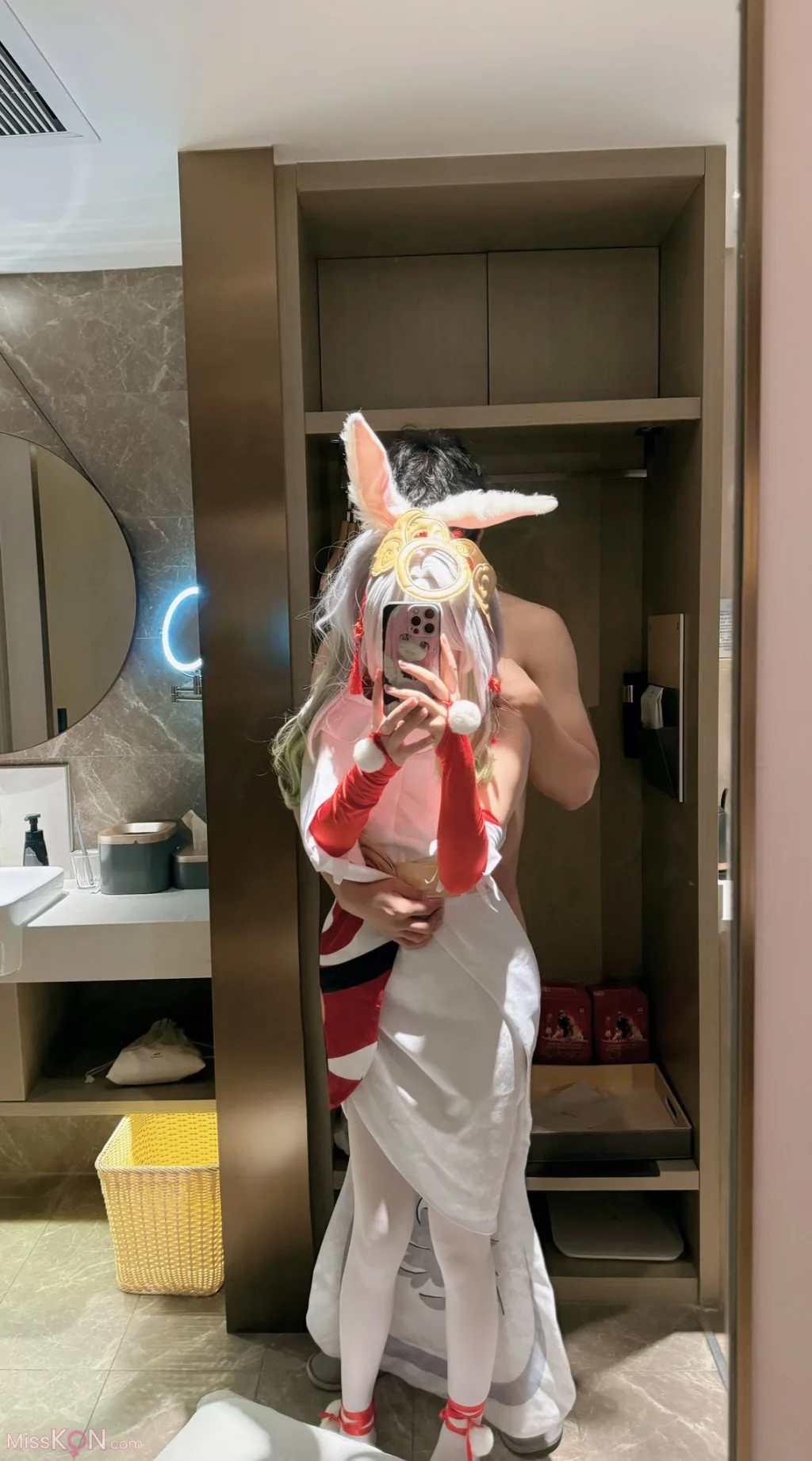 Coser@兔三岁(ss8888t): 高颜小仙女 被怪叔叔骗到酒店无套中出 (64 photos + 66 videos)