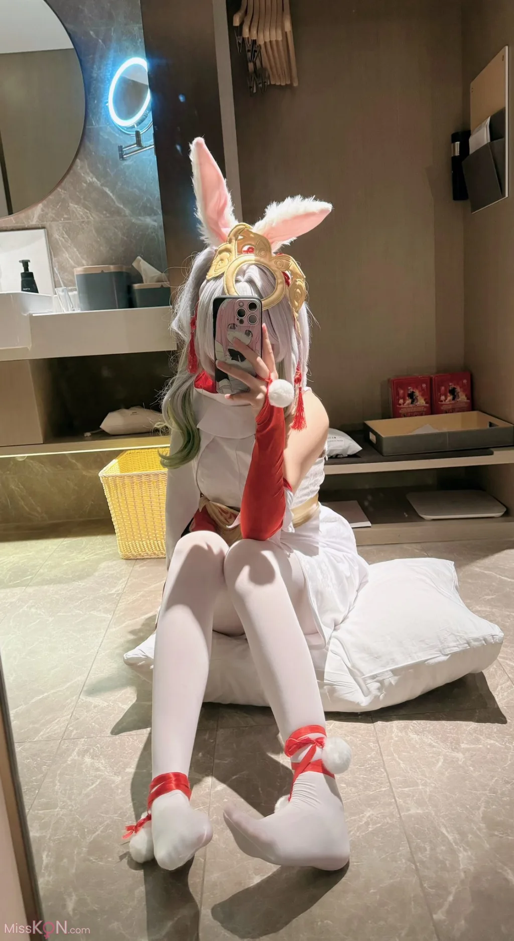 Coser@兔三岁(ss8888t): 高颜小仙女 被怪叔叔骗到酒店无套中出 (64 photos + 66 videos)