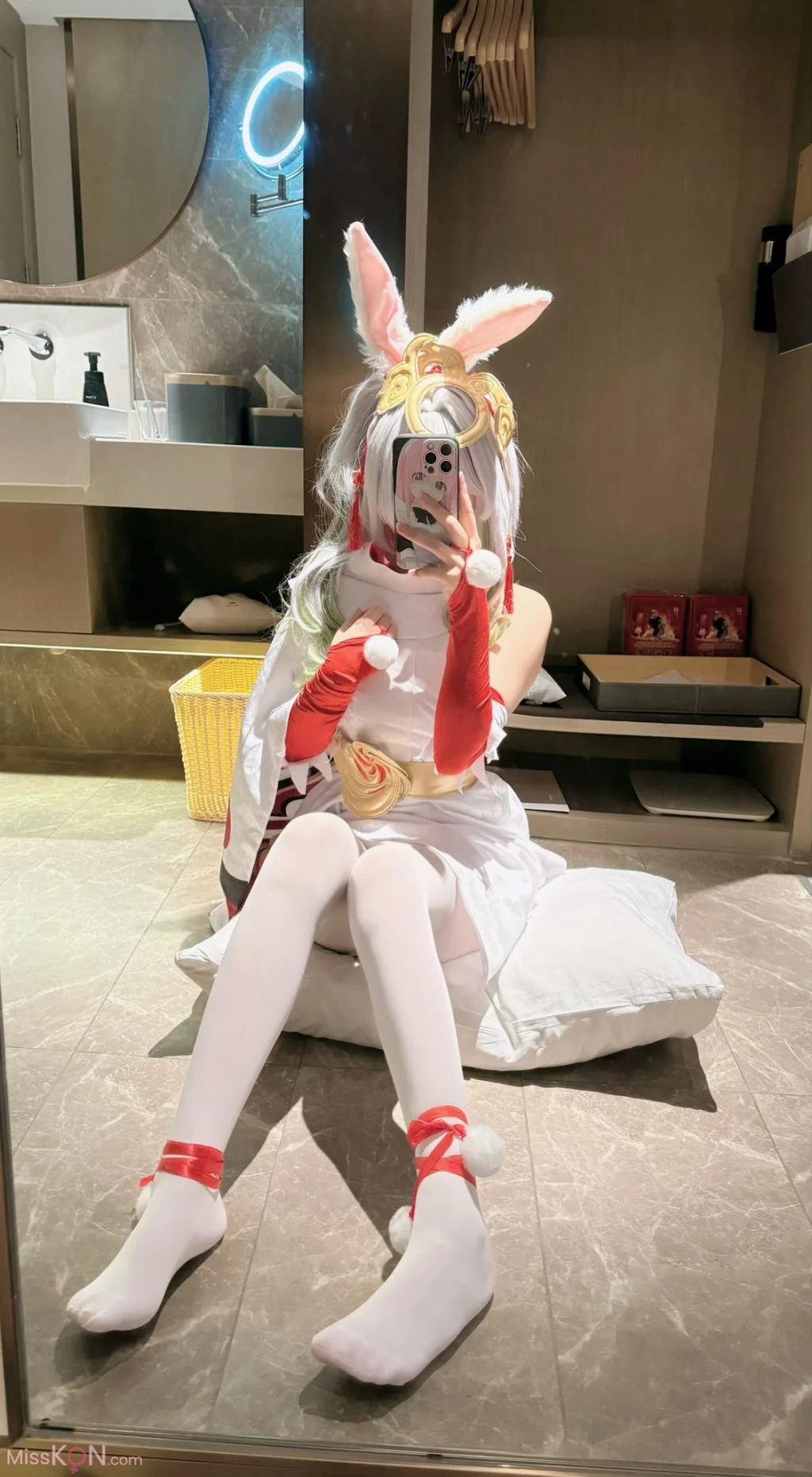 Coser@兔三岁(ss8888t): 高颜小仙女 被怪叔叔骗到酒店无套中出 (64 photos + 66 videos)