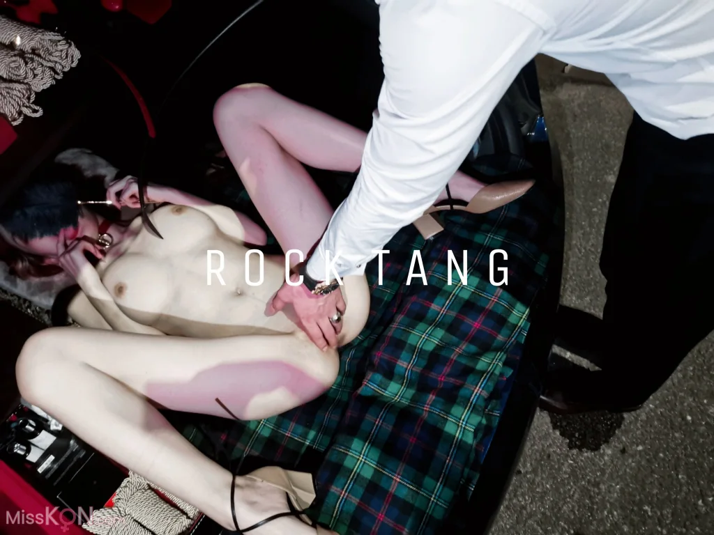RockTangg: X白虎福利姬 夜行露出 车厢调教 (70 photos + 1 video) – Page 2