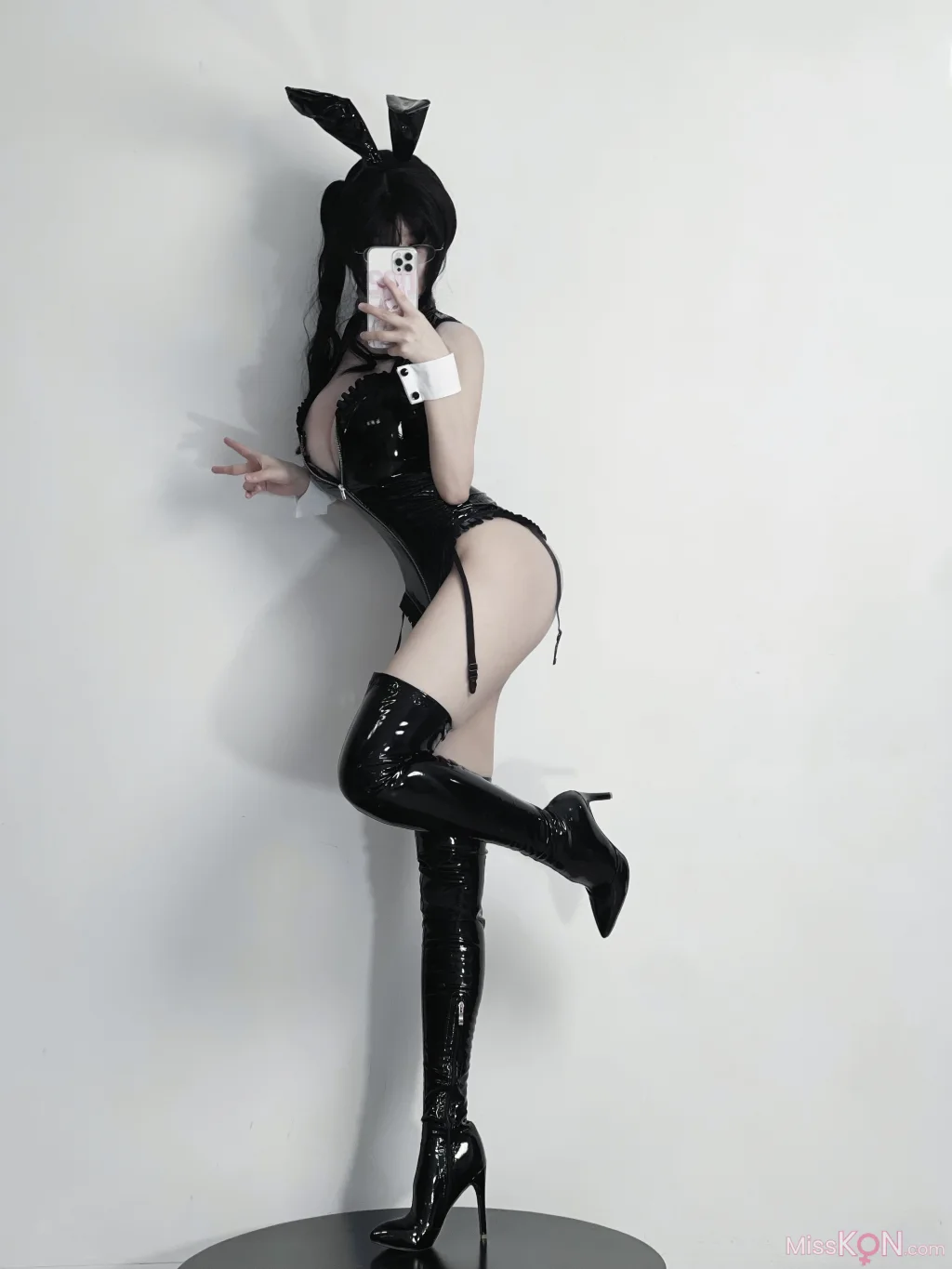 Coser@幼愛Youmeko: 黑漆皮高跟兔女郎 (29 photos)
