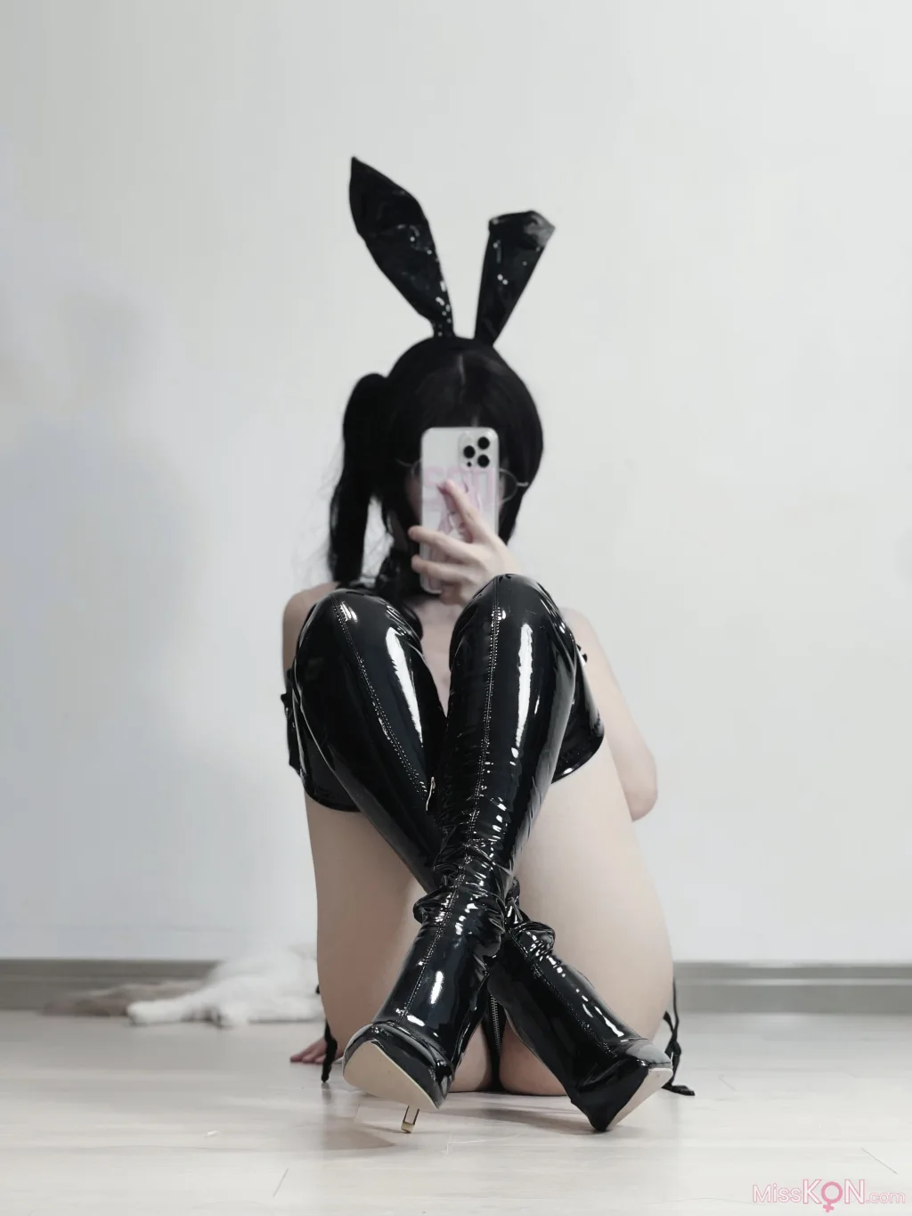 Coser@幼愛Youmeko: 黑漆皮高跟兔女郎 (29 photos)