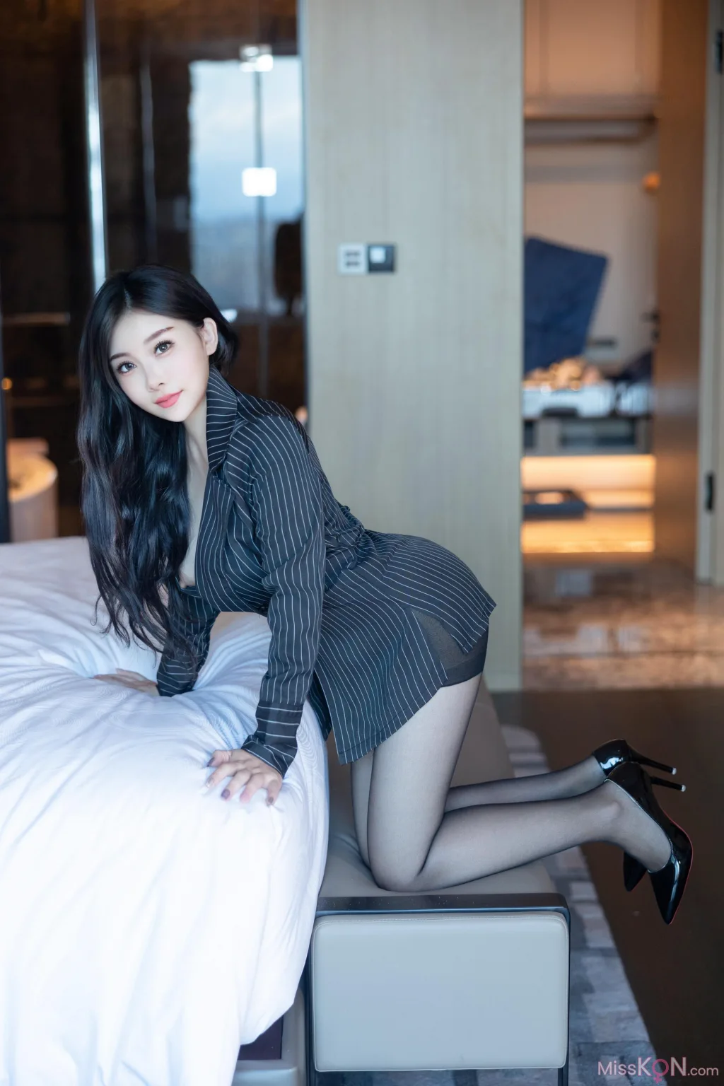 [XR Uncensored] 白洁Bessie: R18 秀人网模特 你的极品少妇女秘书 (48 photos)