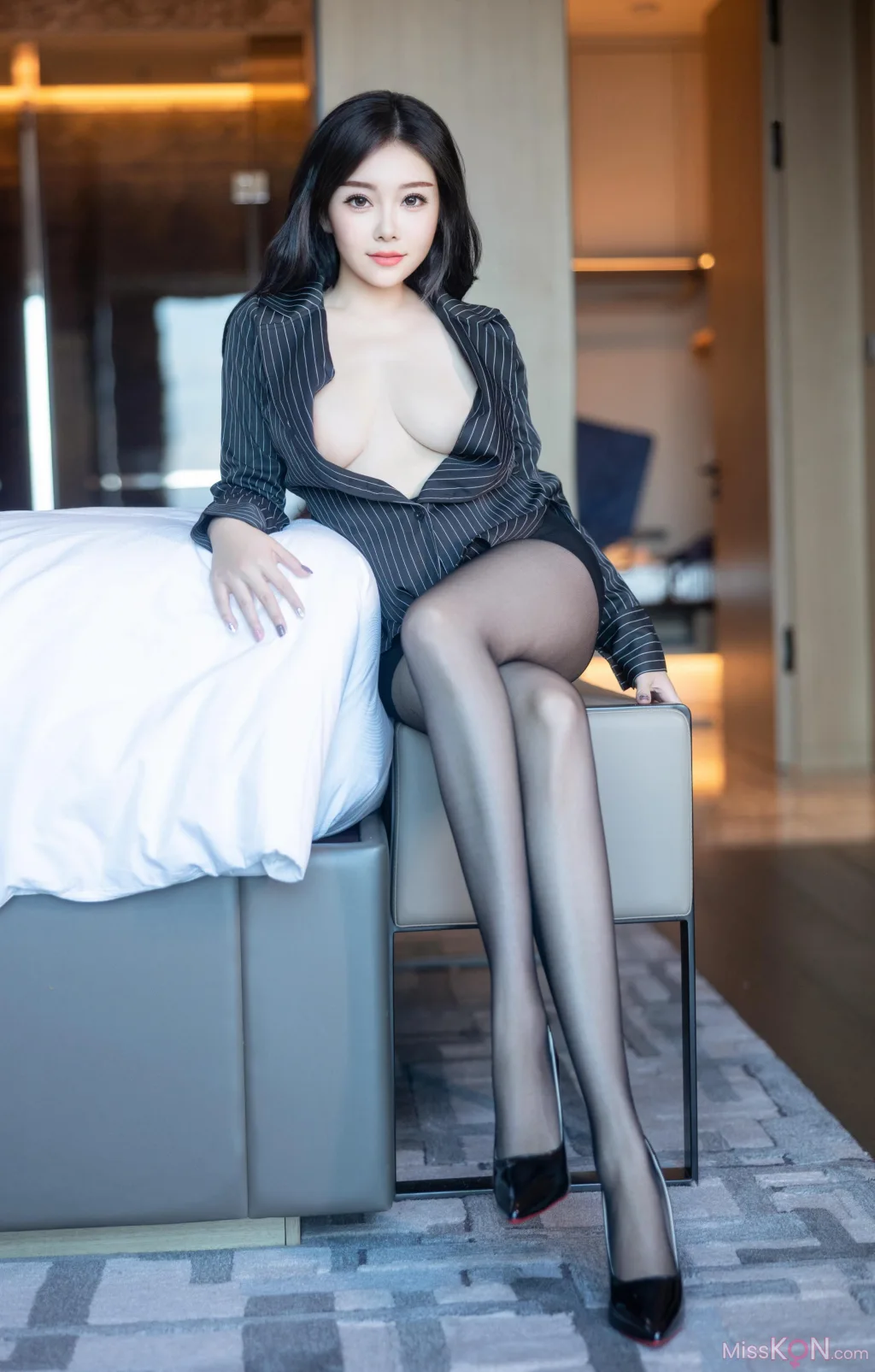 [XR Uncensored] 白洁Bessie: R18 秀人网模特 你的极品少妇女秘书 (48 photos)