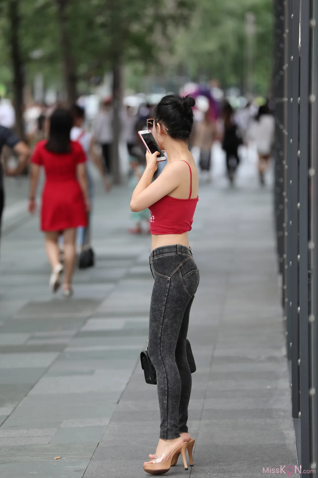 [精选街拍作品] MJ-007: 要怎样陪着你走过黑夜 (52 photos + 3 videos)