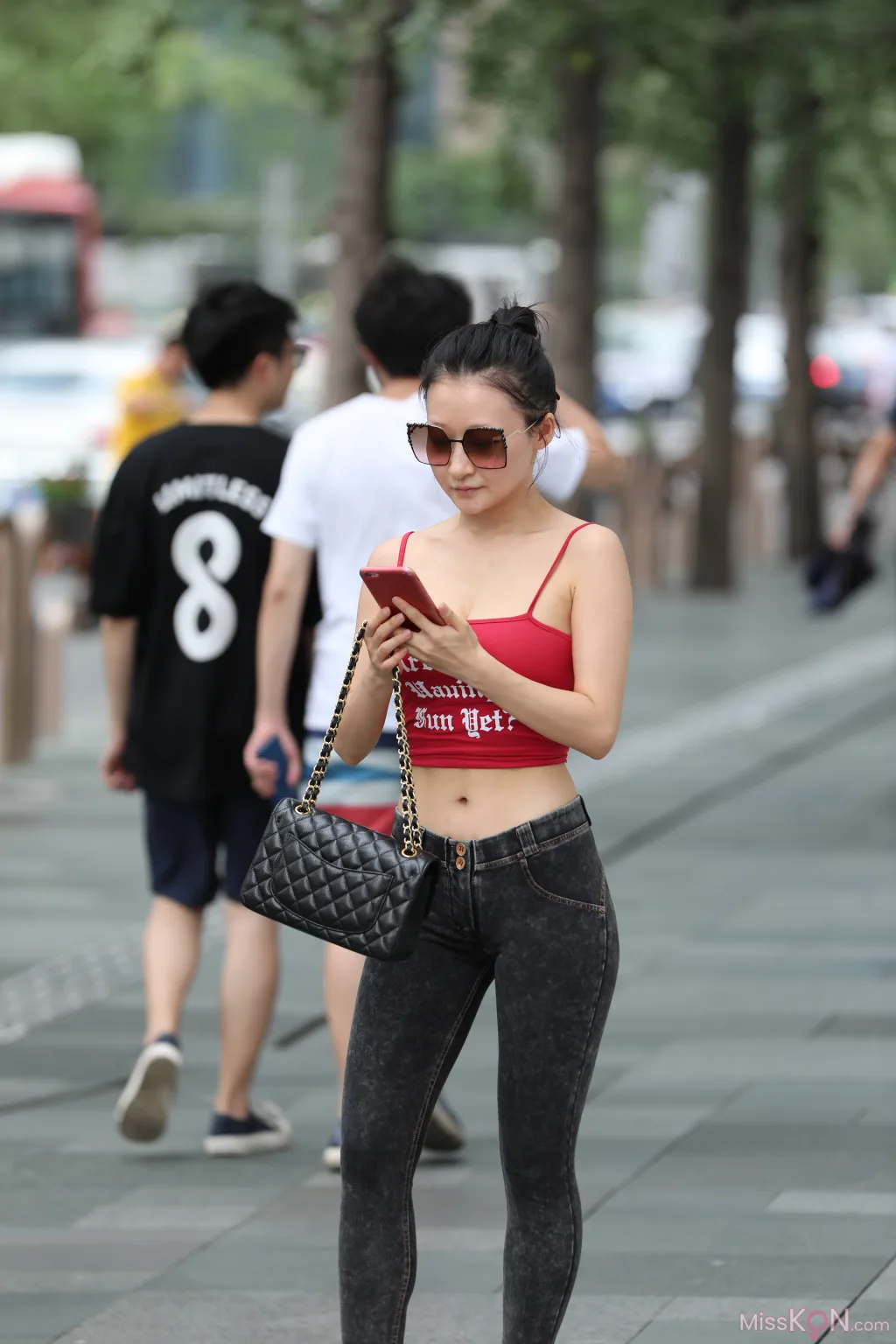 [精选街拍作品] MJ-007: 要怎样陪着你走过黑夜 (52 photos + 3 videos)