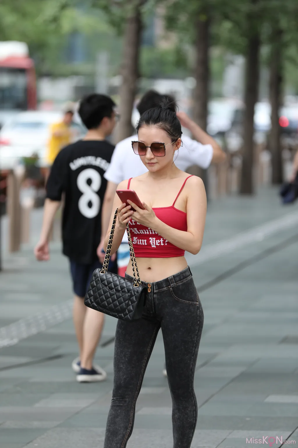 [精选街拍作品] MJ-007: 要怎样陪着你走过黑夜 (52 photos + 3 videos)