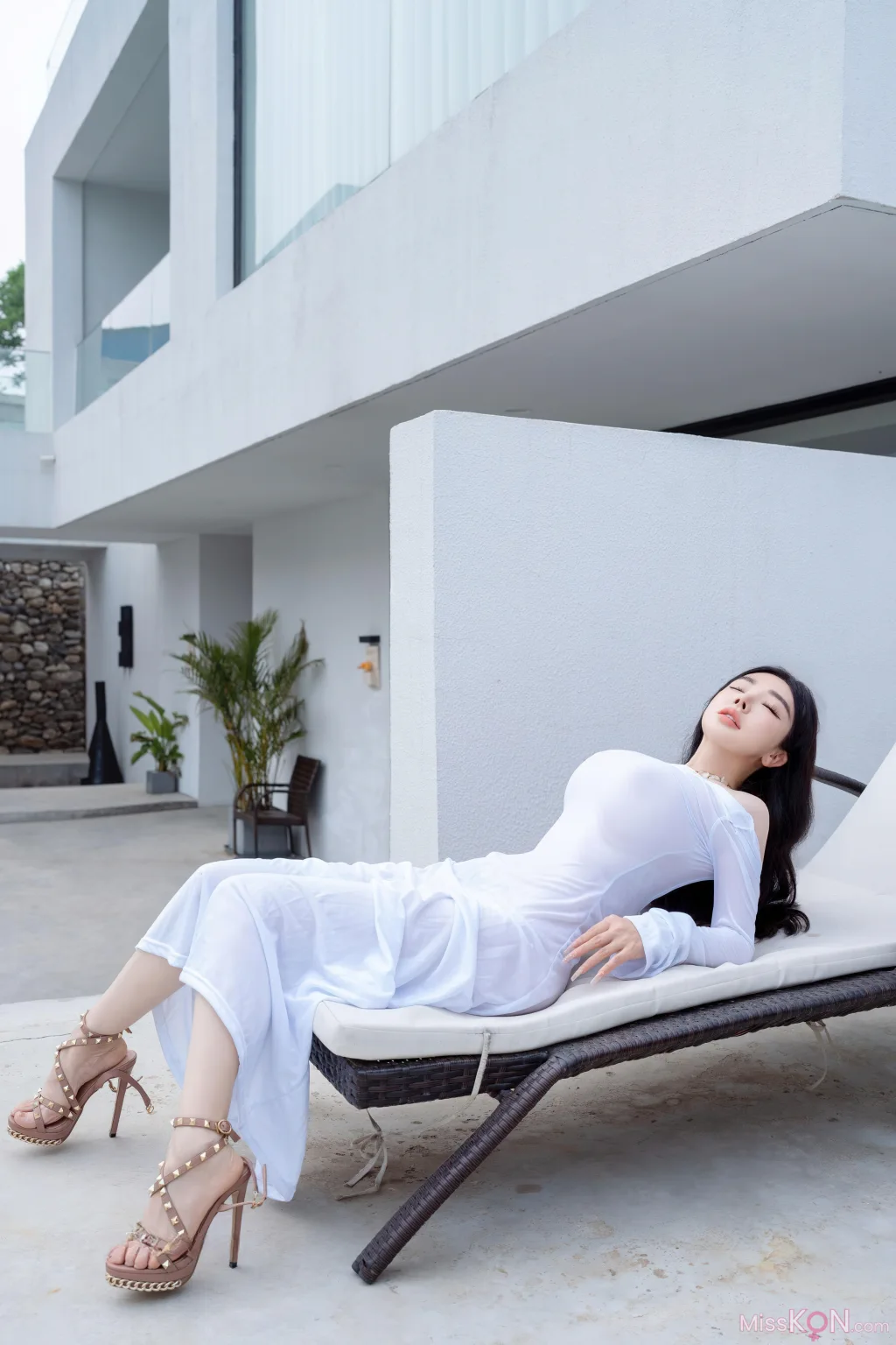 [XR Uncensored] 潘思沁: R18 秀人网模特 庭院中的春色 (90 photos + 13 videos)