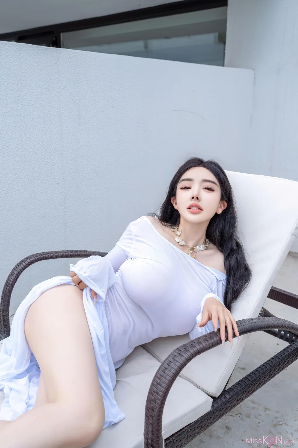 [XR Uncensored] 潘思沁: R18 秀人网模特 庭院中的春色 (90 photos + 13 videos)
