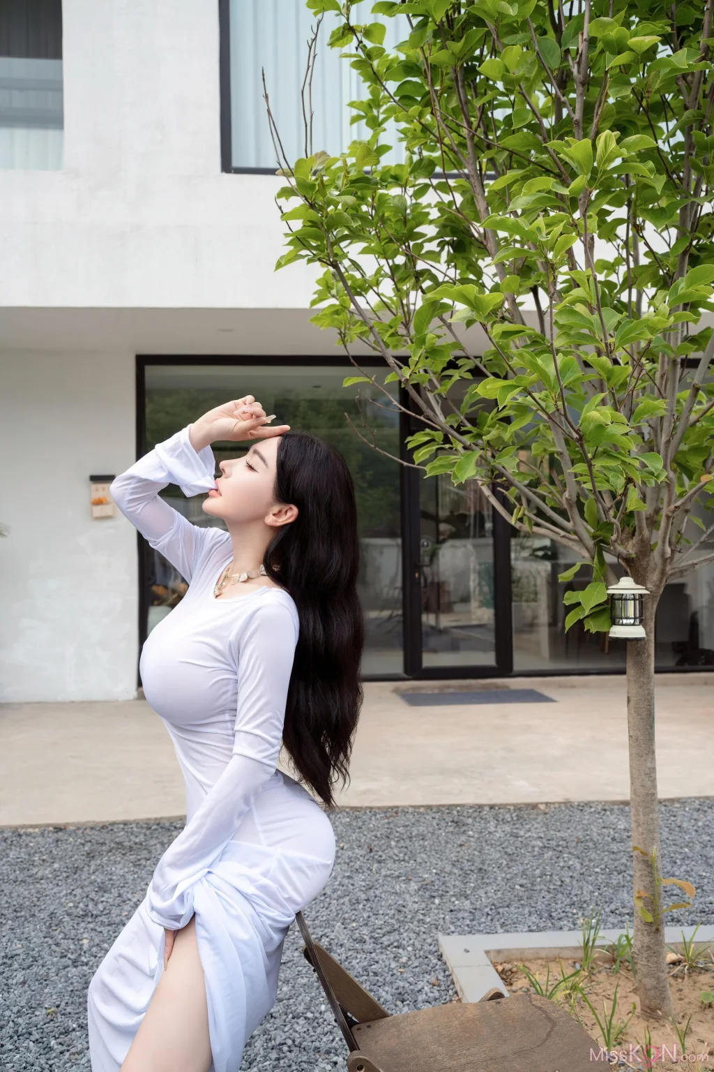 [XR Uncensored] 潘思沁: R18 秀人网模特 庭院中的春色 (90 photos + 13 videos)