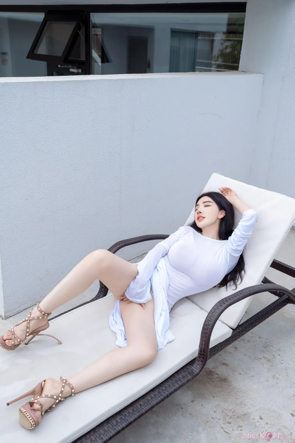 [XR Uncensored] 潘思沁: R18 秀人网模特 庭院中的春色 (90 photos + 13 videos)