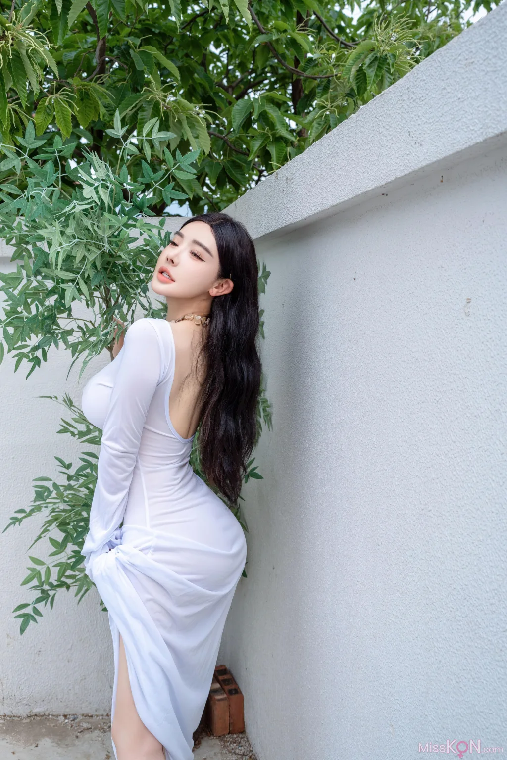 [XR Uncensored] 潘思沁: R18 秀人网模特 庭院中的春色 (90 photos + 13 videos)