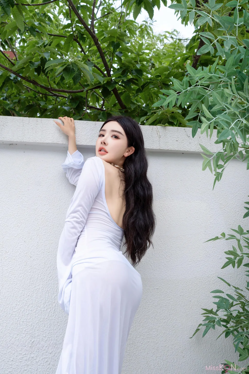 [XR Uncensored] 潘思沁: R18 秀人网模特 庭院中的春色 (90 photos + 13 videos)