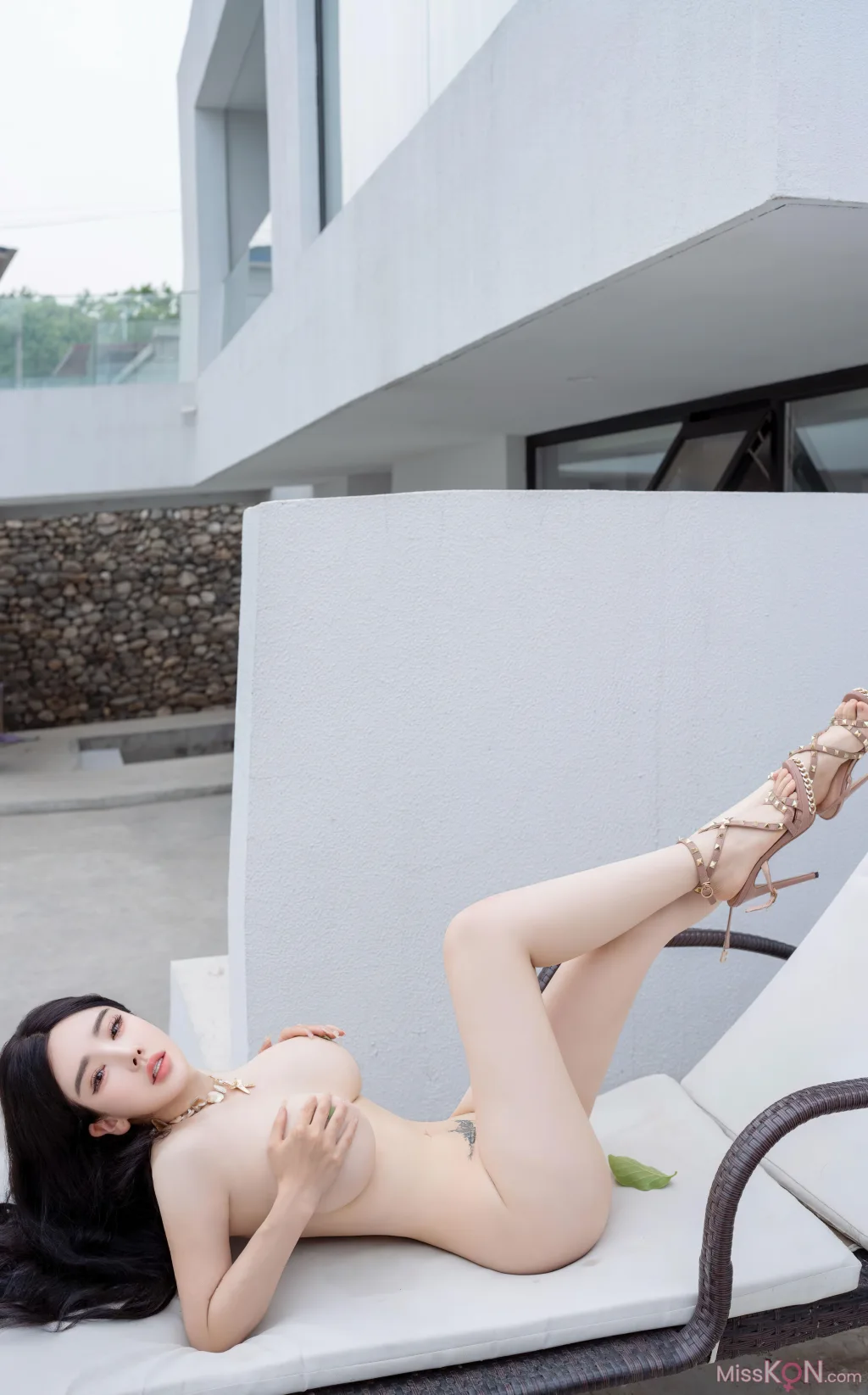 [XR Uncensored] 潘思沁: R18 秀人网模特 庭院中的春色 (90 photos + 13 videos)