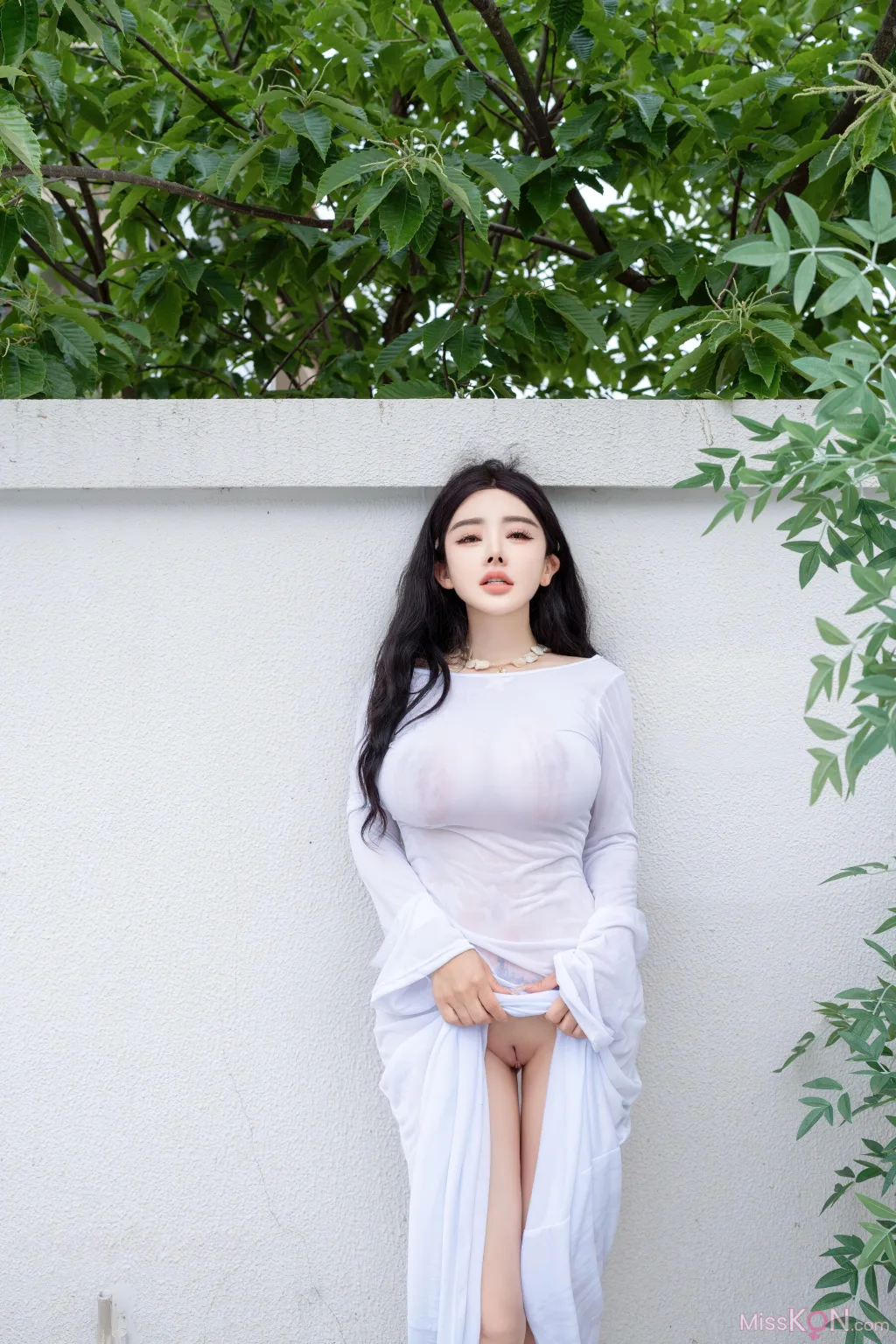 [XR Uncensored] 潘思沁: R18 秀人网模特 庭院中的春色 (90 photos + 13 videos)